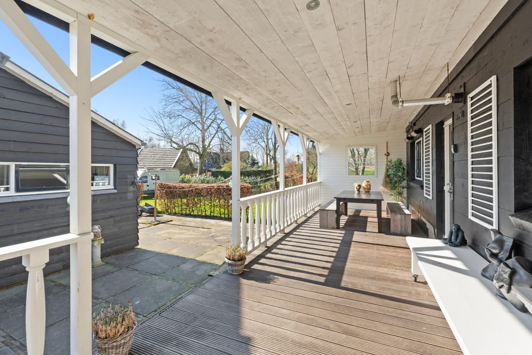 Spacious Detached House with Independent Guest Annex on Generous Plot — 38