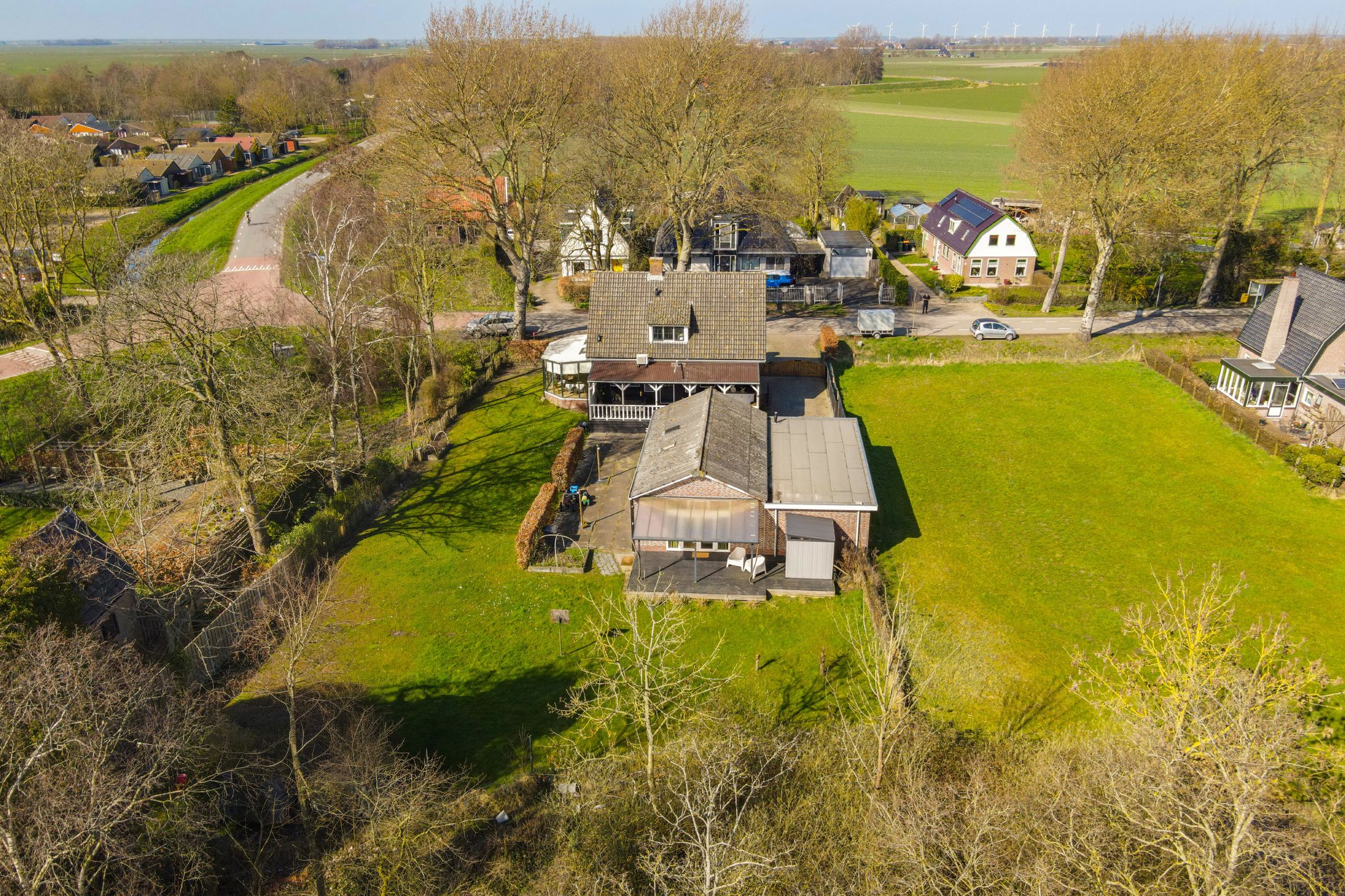 Spacious Detached House with Independent Guest Annex on Generous Plot — 42