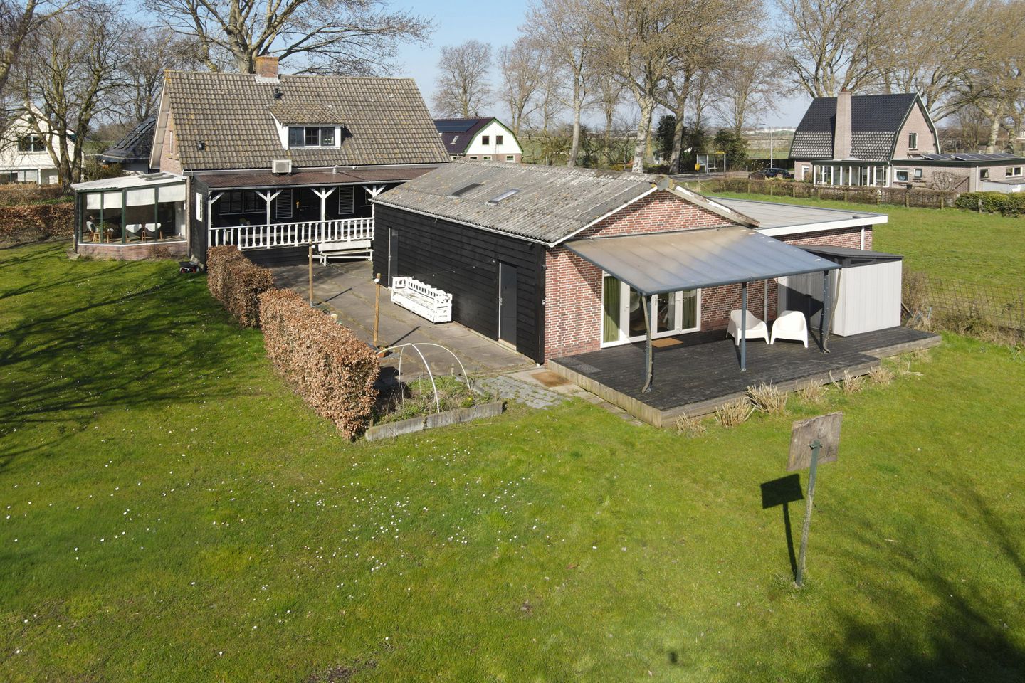 Spacious Detached House with Independent Guest Annex on Generous Plot — 44