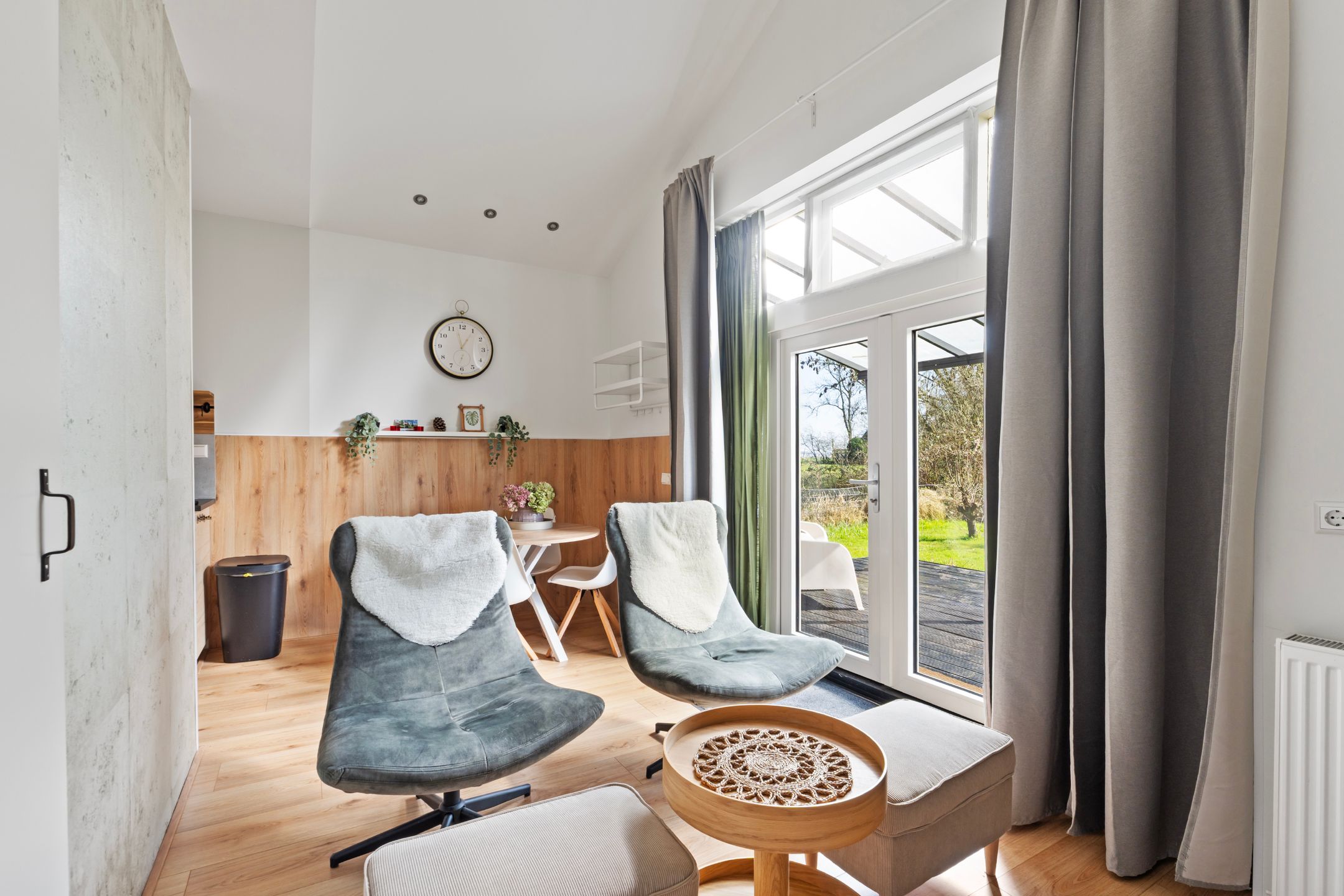 Spacious Detached House with Independent Guest Annex on Generous Plot — 48