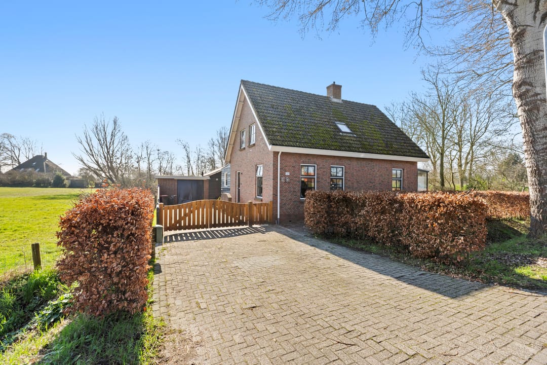 Spacious Detached House with Independent Guest Annex on Generous Plot — 58