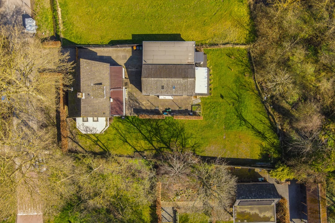 Spacious Detached House with Independent Guest Annex on Generous Plot — 43