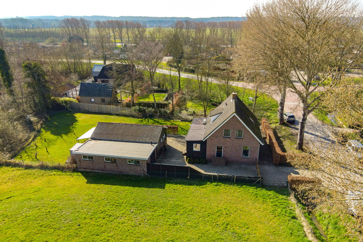 Spacious Detached House with Independent Guest Annex on Generous Plot — 40