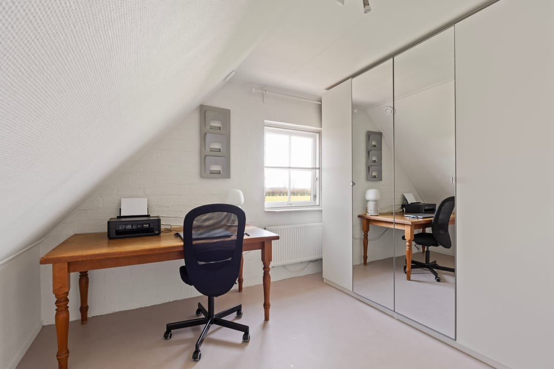 Spacious Detached House with Independent Guest Annex on Generous Plot — 26