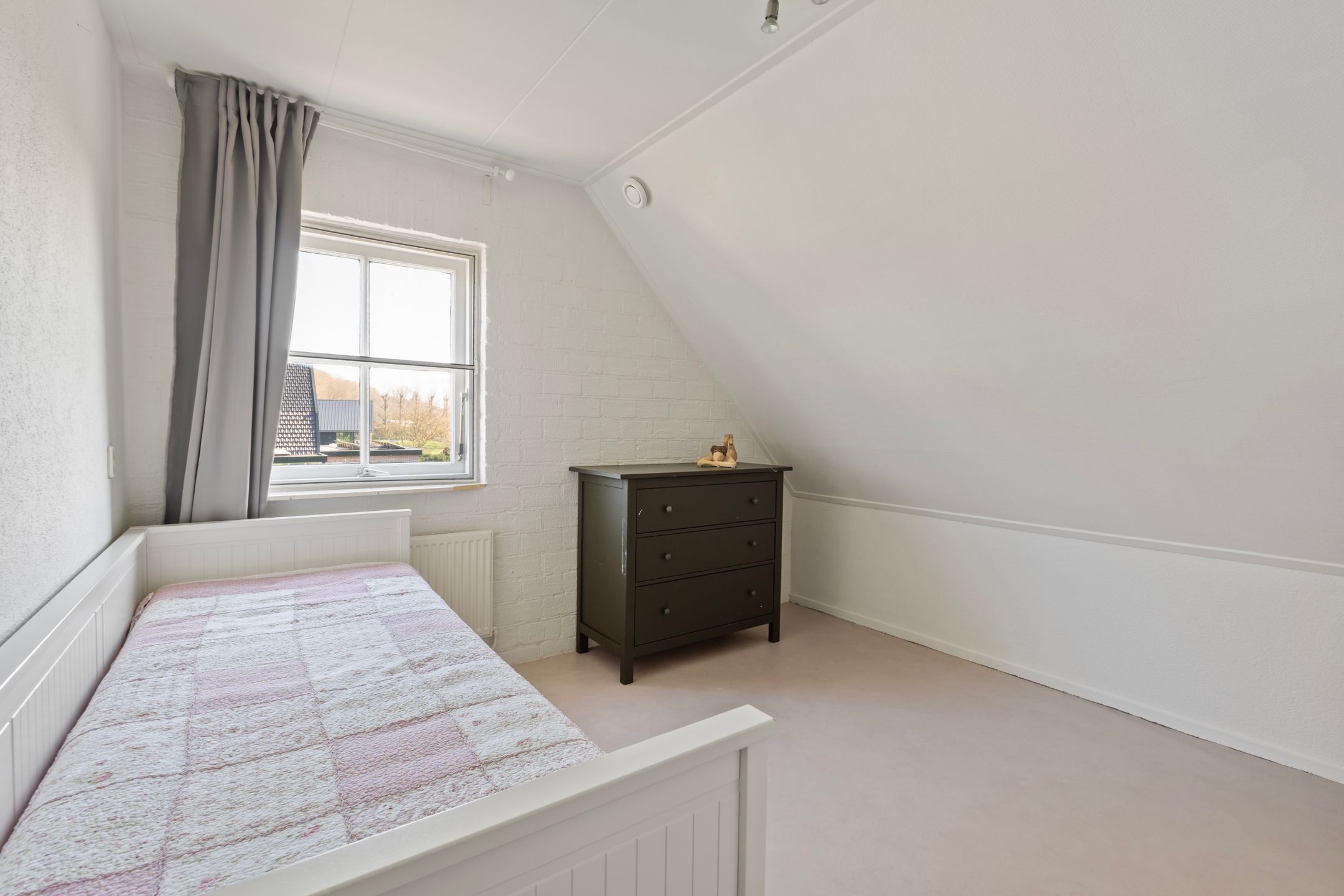 Spacious Detached House with Independent Guest Annex on Generous Plot — 24