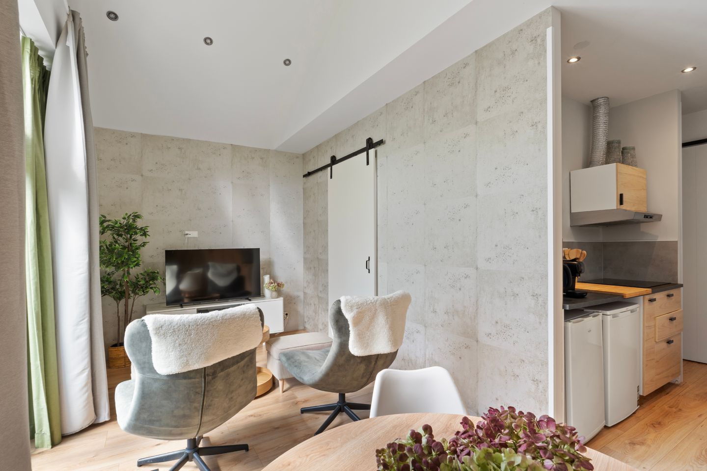 Spacious Detached House with Independent Guest Annex on Generous Plot — 50