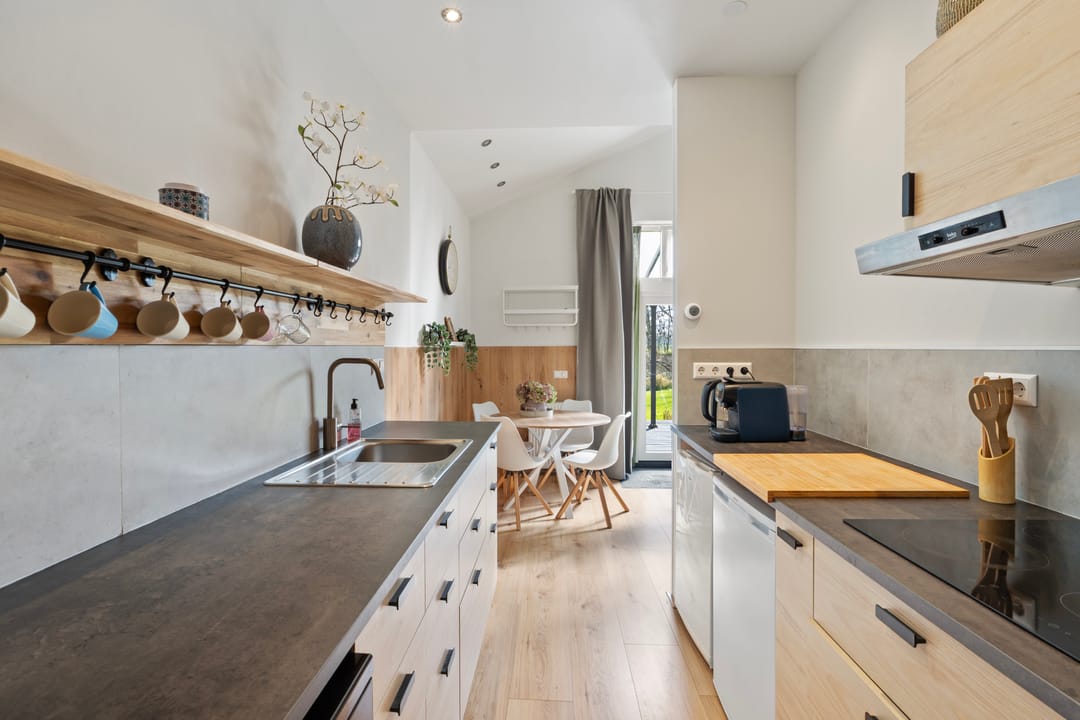 Spacious Detached House with Independent Guest Annex on Generous Plot — 53