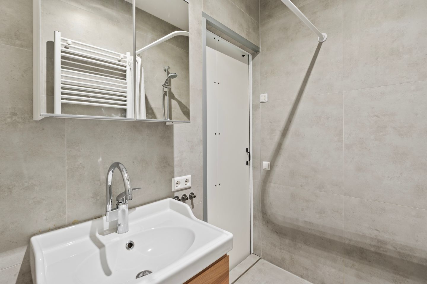 Spacious Detached House with Independent Guest Annex on Generous Plot — 55