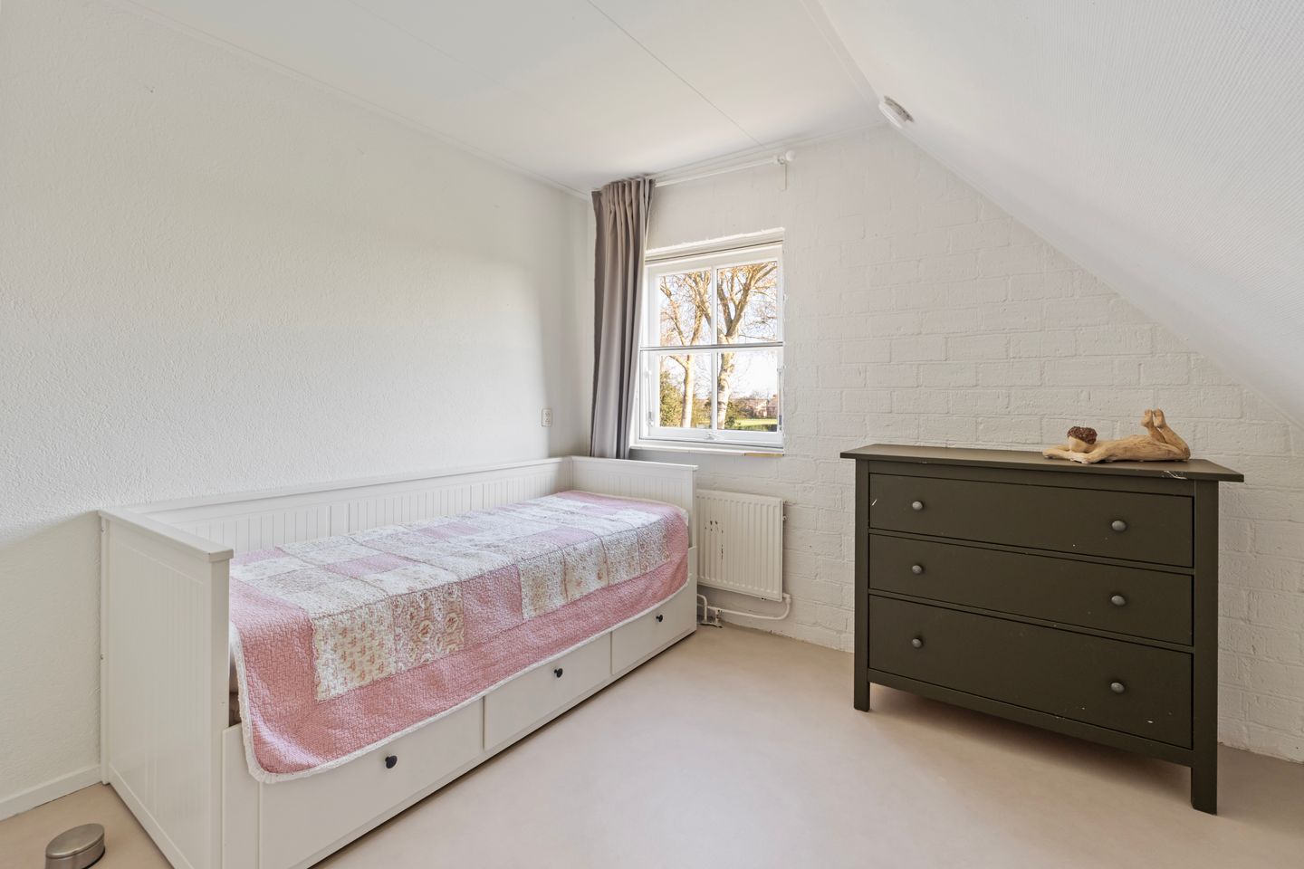 Spacious Detached House with Independent Guest Annex on Generous Plot — 25