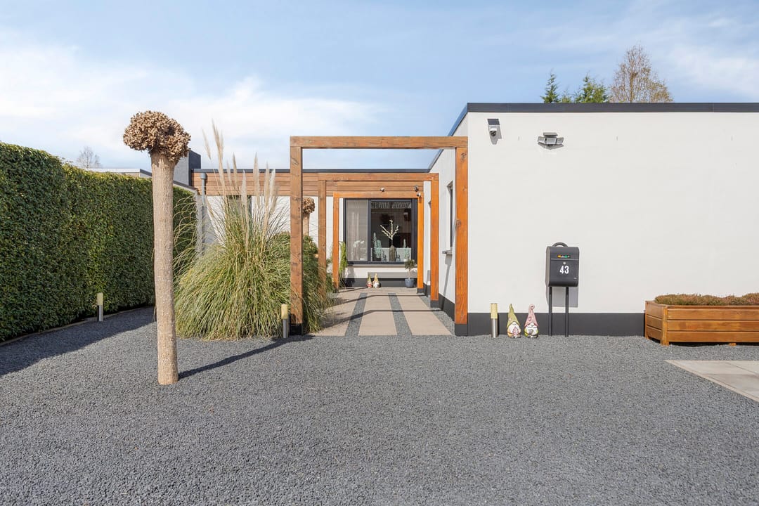 Ruime patiobungalow met omgebouwde garage in Poortugaal