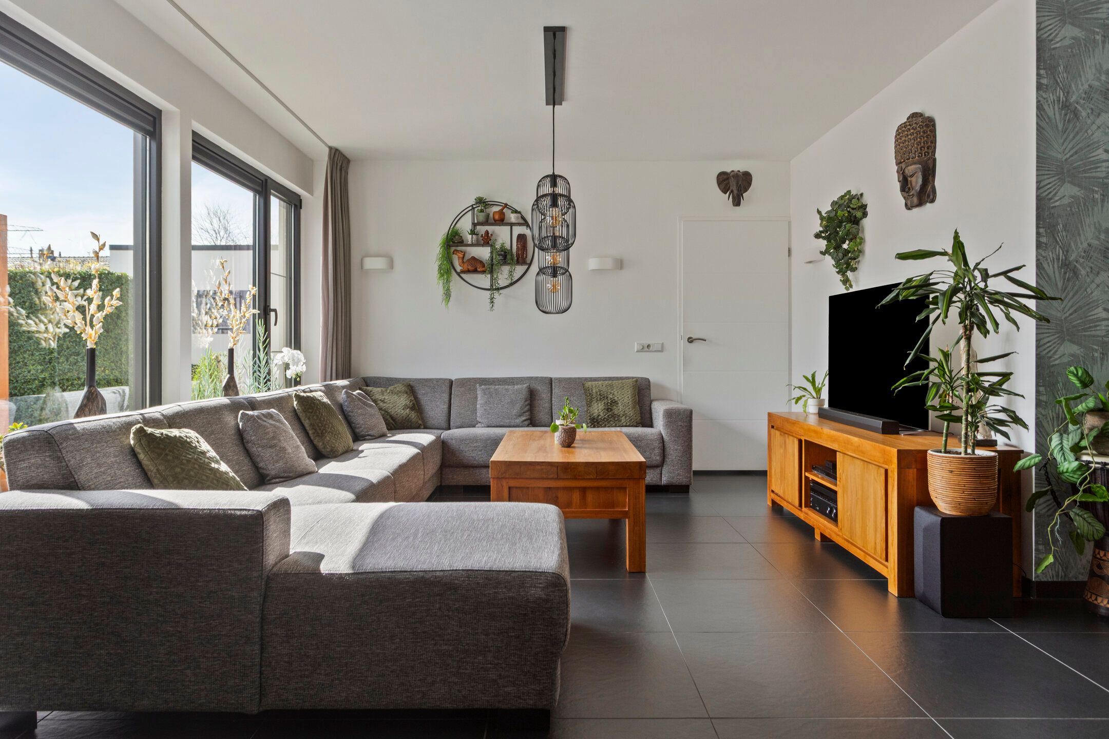 Spacious Patio Bungalow with Converted Garage Space in Poortugaal — 18