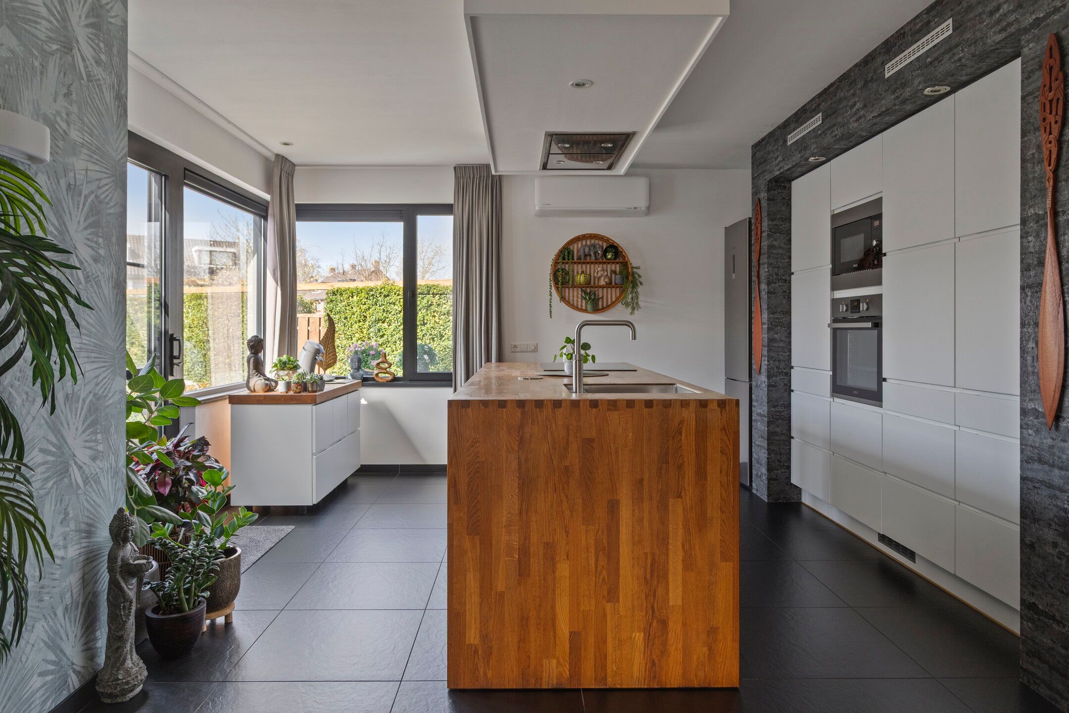 Spacious Patio Bungalow with Converted Garage Space in Poortugaal — 27