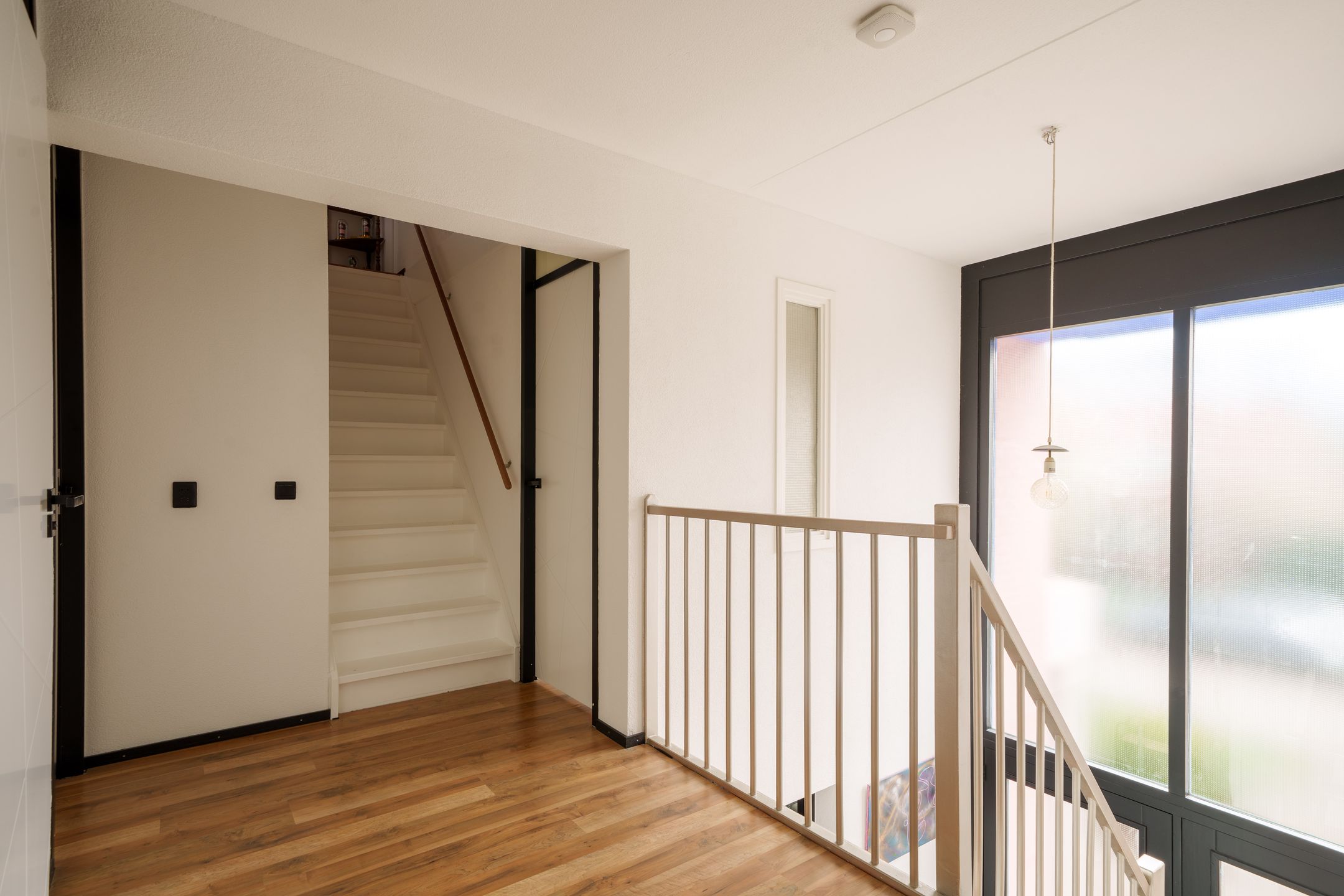 Spacious semi-detached family home with garage and five bedrooms — 27