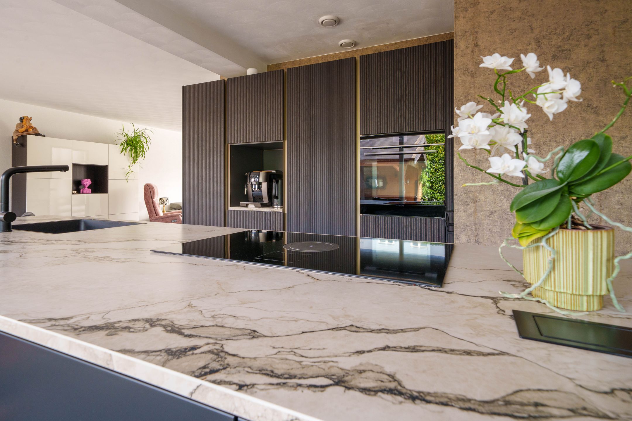 Spacious semi-detached family home with garage and five bedrooms — 12