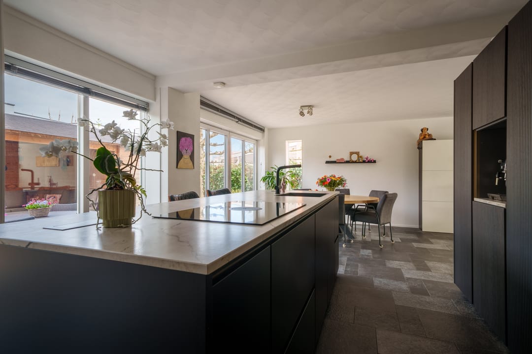 Spacious semi-detached family home with garage and five bedrooms — 13