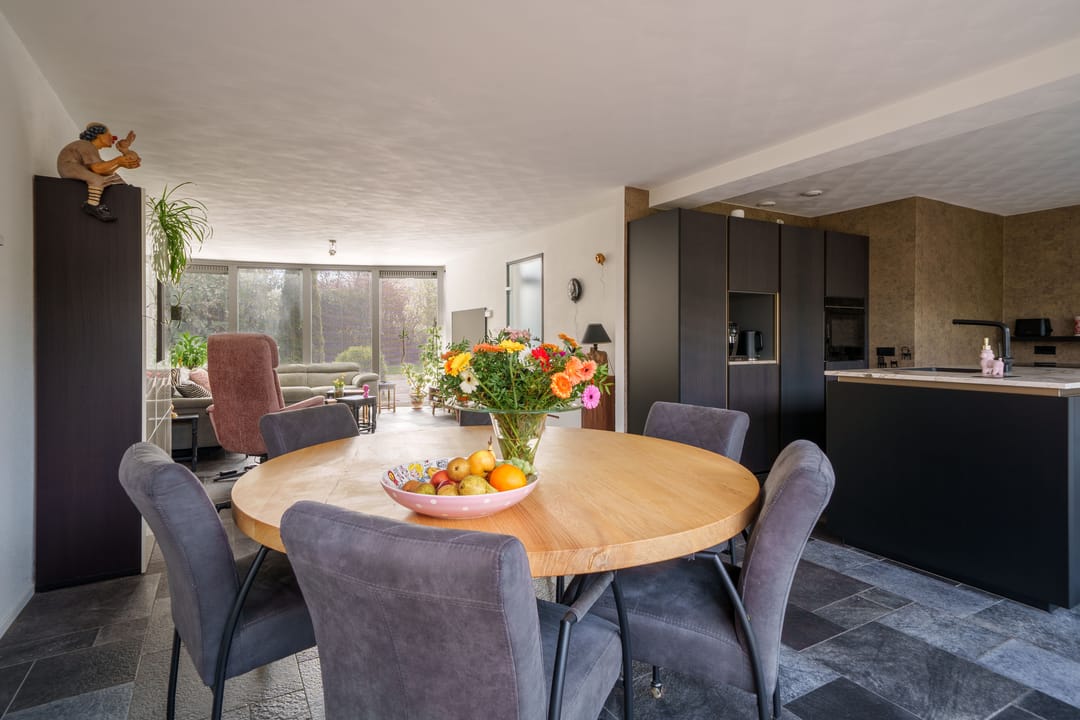 Spacious semi-detached family home with garage and five bedrooms — 17