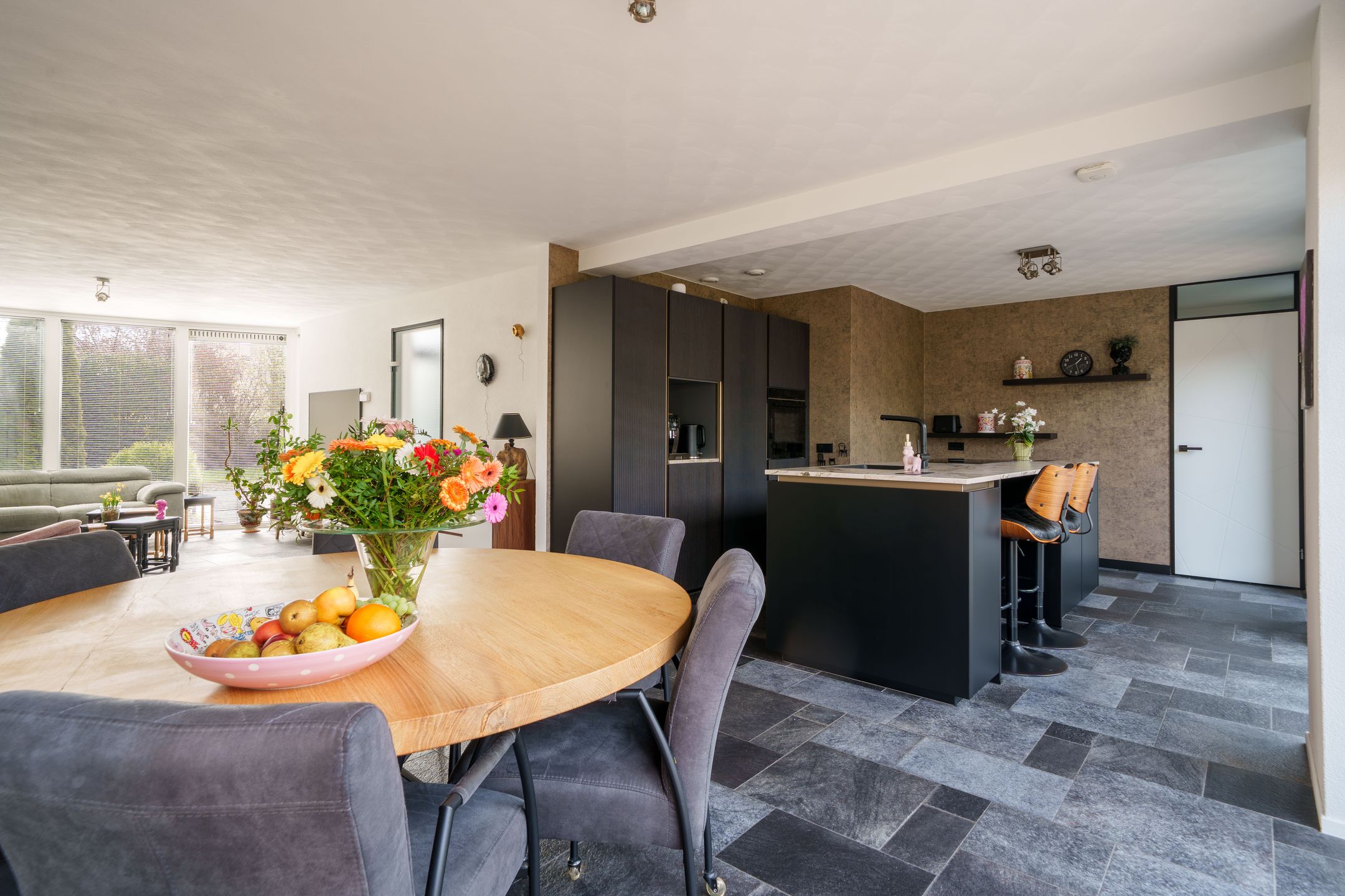 Spacious semi-detached family home with garage and five bedrooms — 18