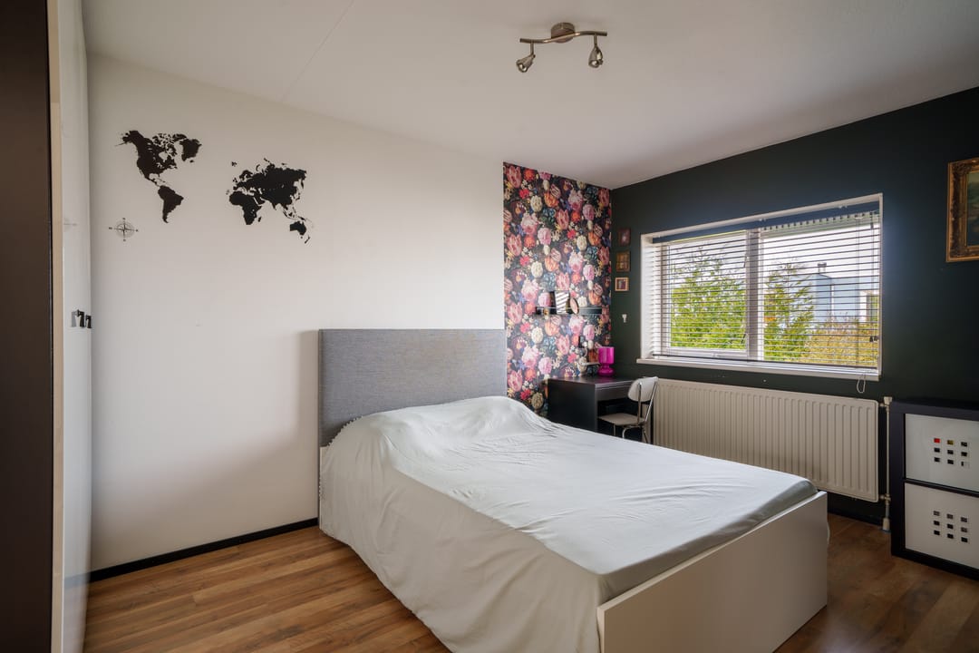 Spacious semi-detached family home with garage and five bedrooms — 22