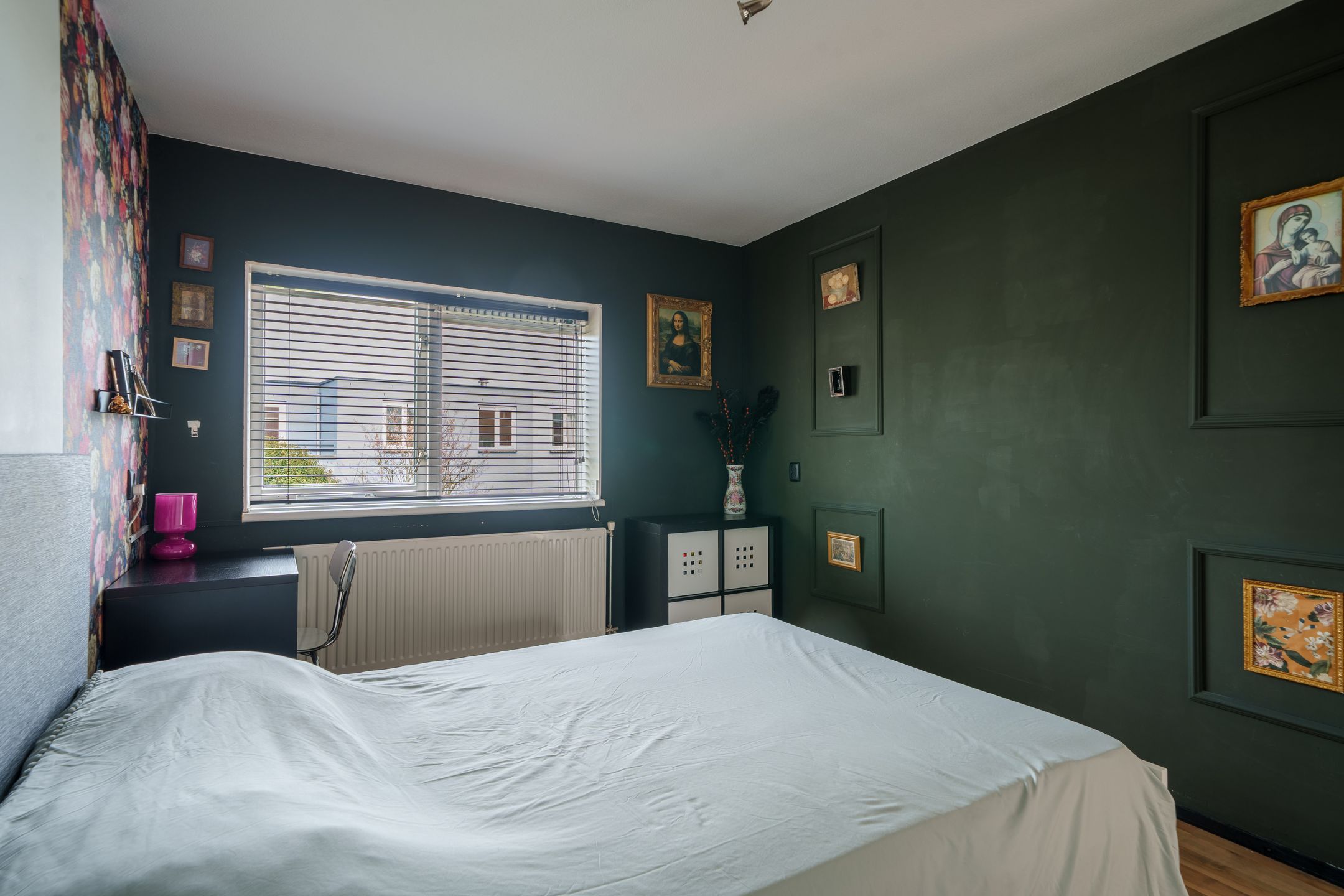Spacious semi-detached family home with garage and five bedrooms — 24