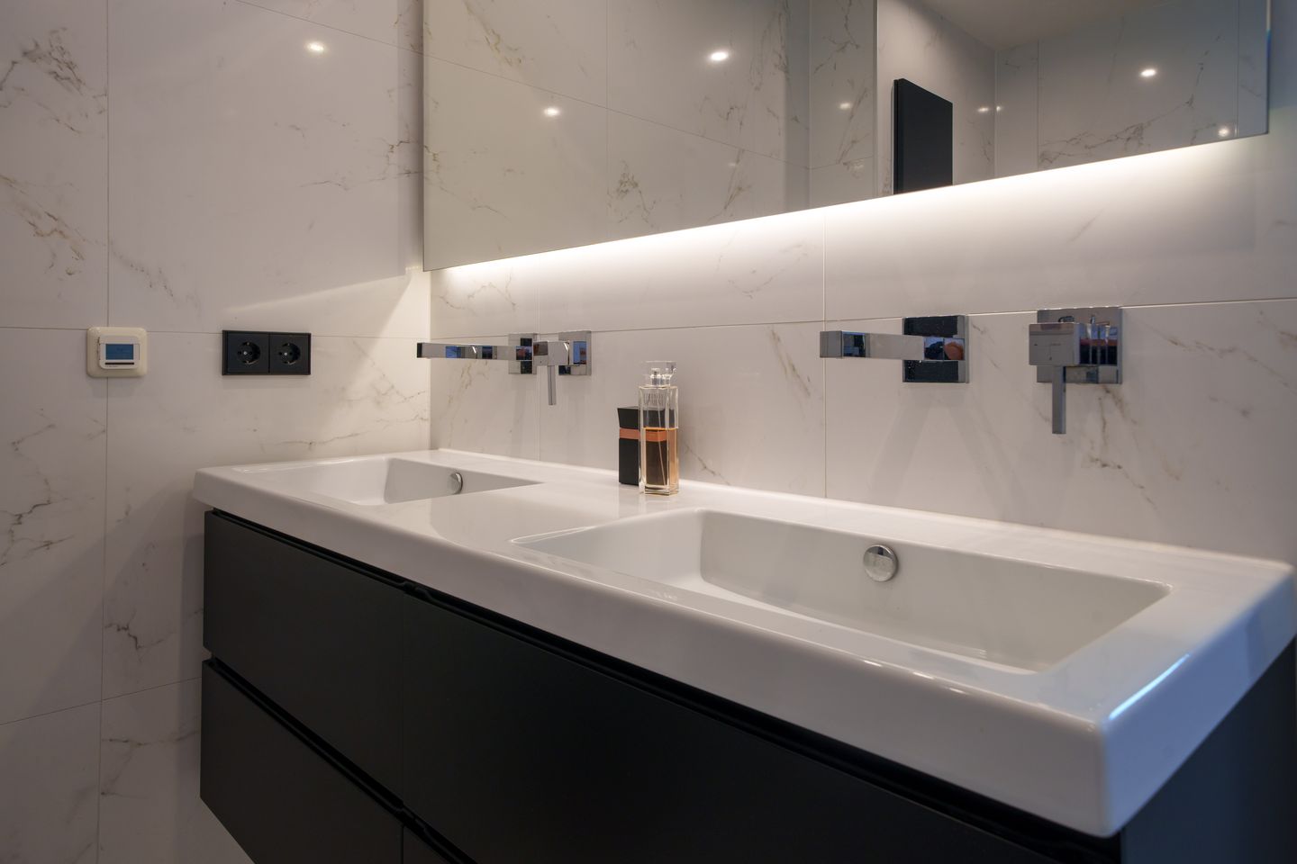 Spacious semi-detached family home with garage and five bedrooms — 29