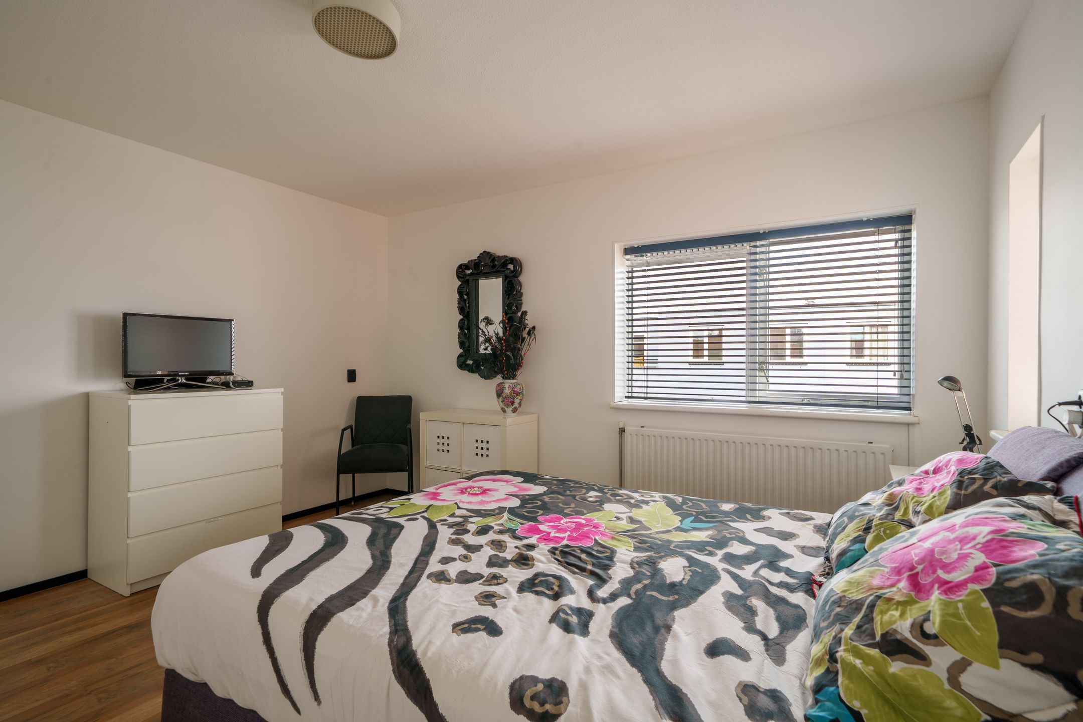 Spacious semi-detached family home with garage and five bedrooms — 33