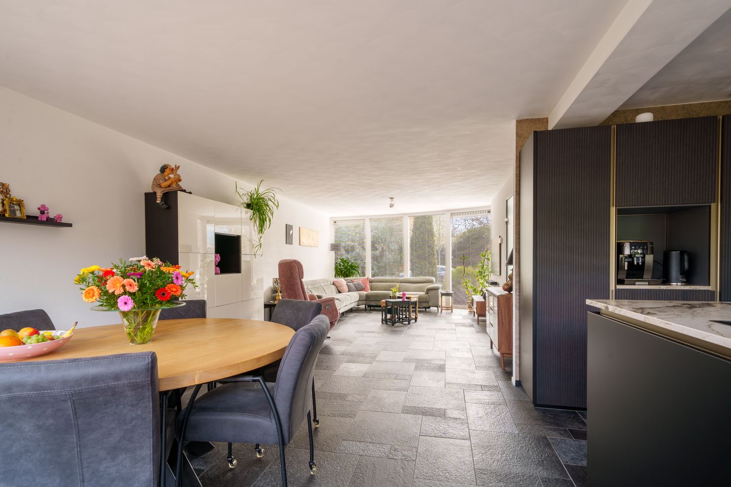 Spacious semi-detached family home with garage and five bedrooms — 19