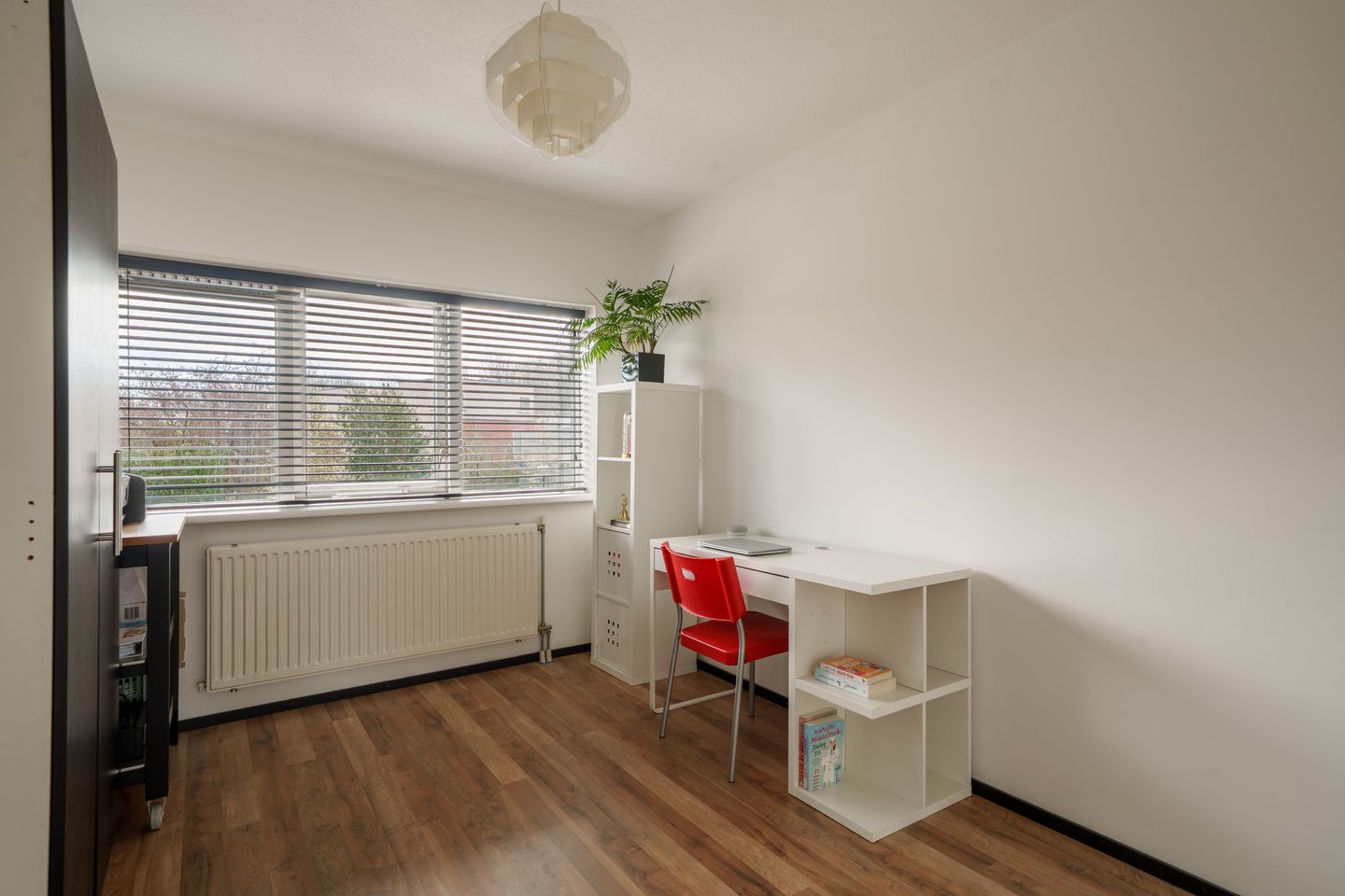 Spacious semi-detached family home with garage and five bedrooms — 25