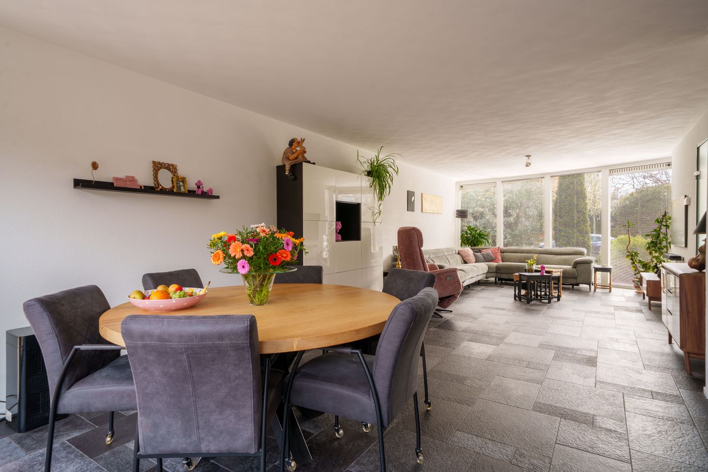 Spacious semi-detached family home with garage and five bedrooms — 20