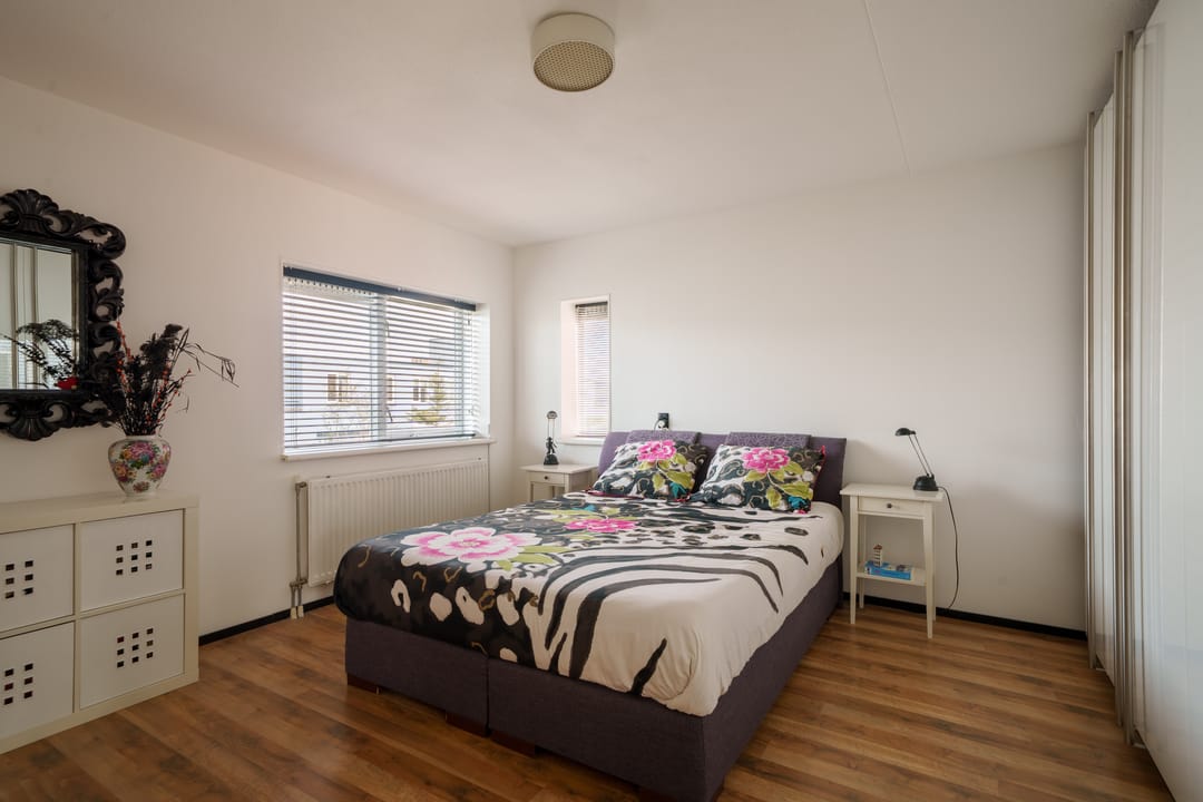 Spacious semi-detached family home with garage and five bedrooms — 32