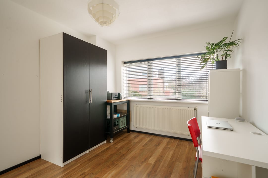 Spacious semi-detached family home with garage and five bedrooms — 26