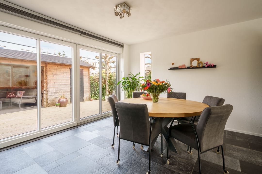 Spacious semi-detached family home with garage and five bedrooms — 16
