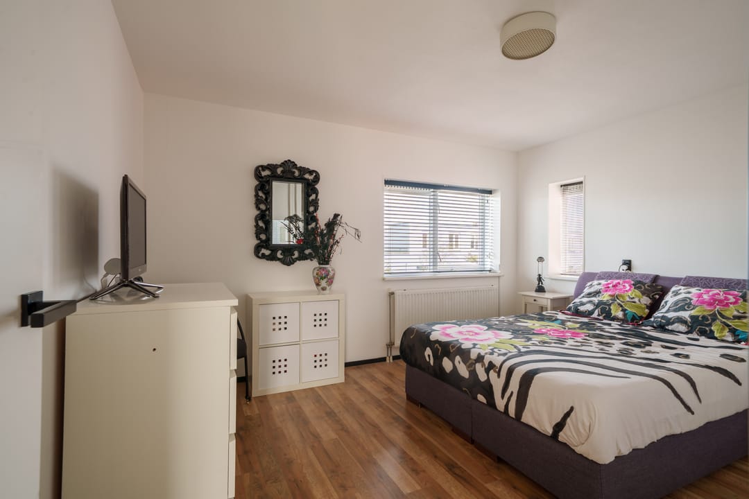 Spacious semi-detached family home with garage and five bedrooms — 31
