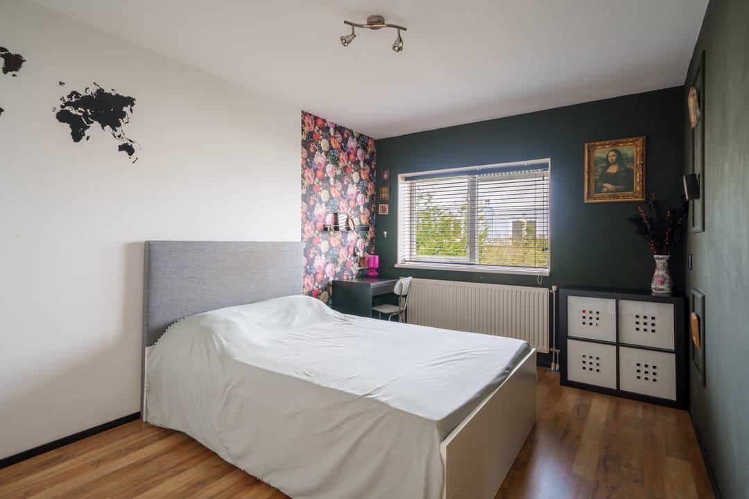 Spacious semi-detached family home with garage and five bedrooms — 23