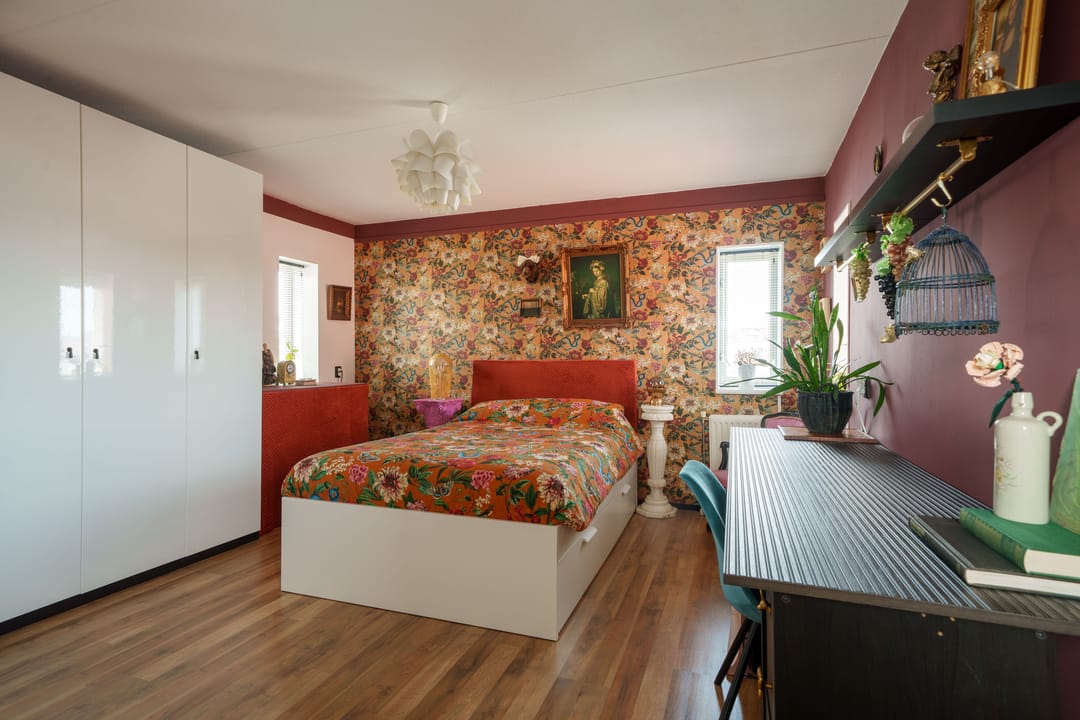Spacious semi-detached family home with garage and five bedrooms — 37