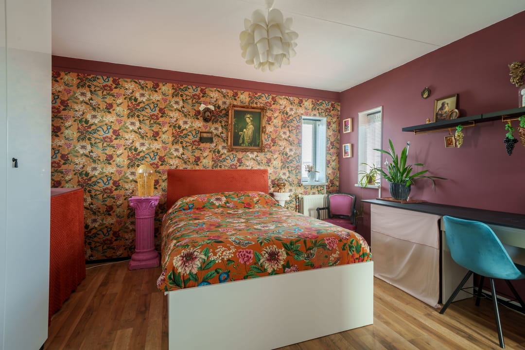 Spacious semi-detached family home with garage and five bedrooms — 38