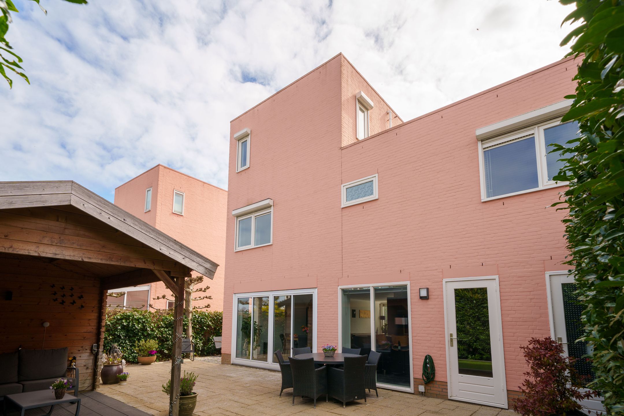 Spacious semi-detached family home with garage and five bedrooms — 42