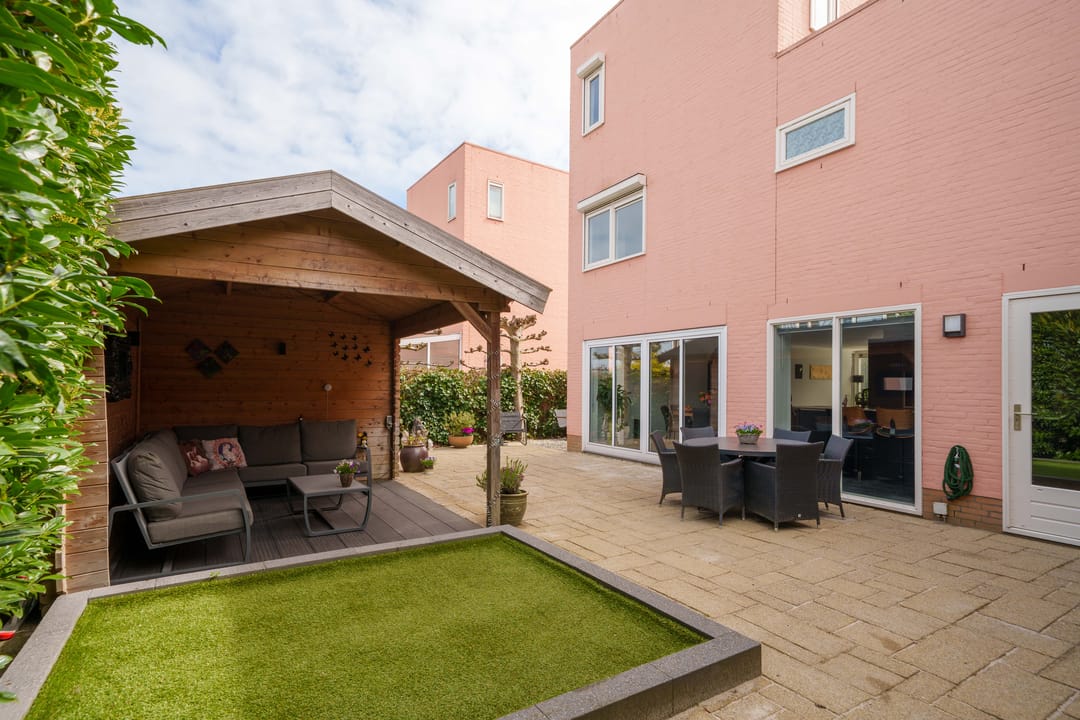 Spacious semi-detached family home with garage and five bedrooms — 43
