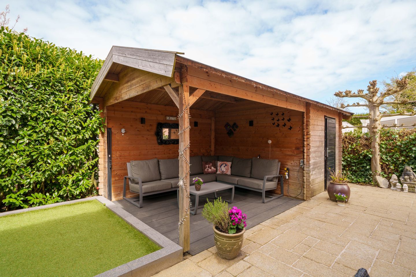 Spacious semi-detached family home with garage and five bedrooms — 44