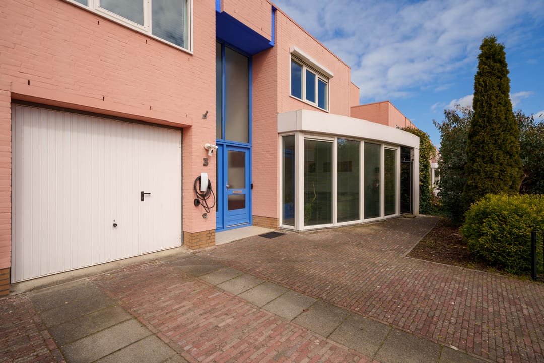Spacious semi-detached family home with garage and five bedrooms — 47
