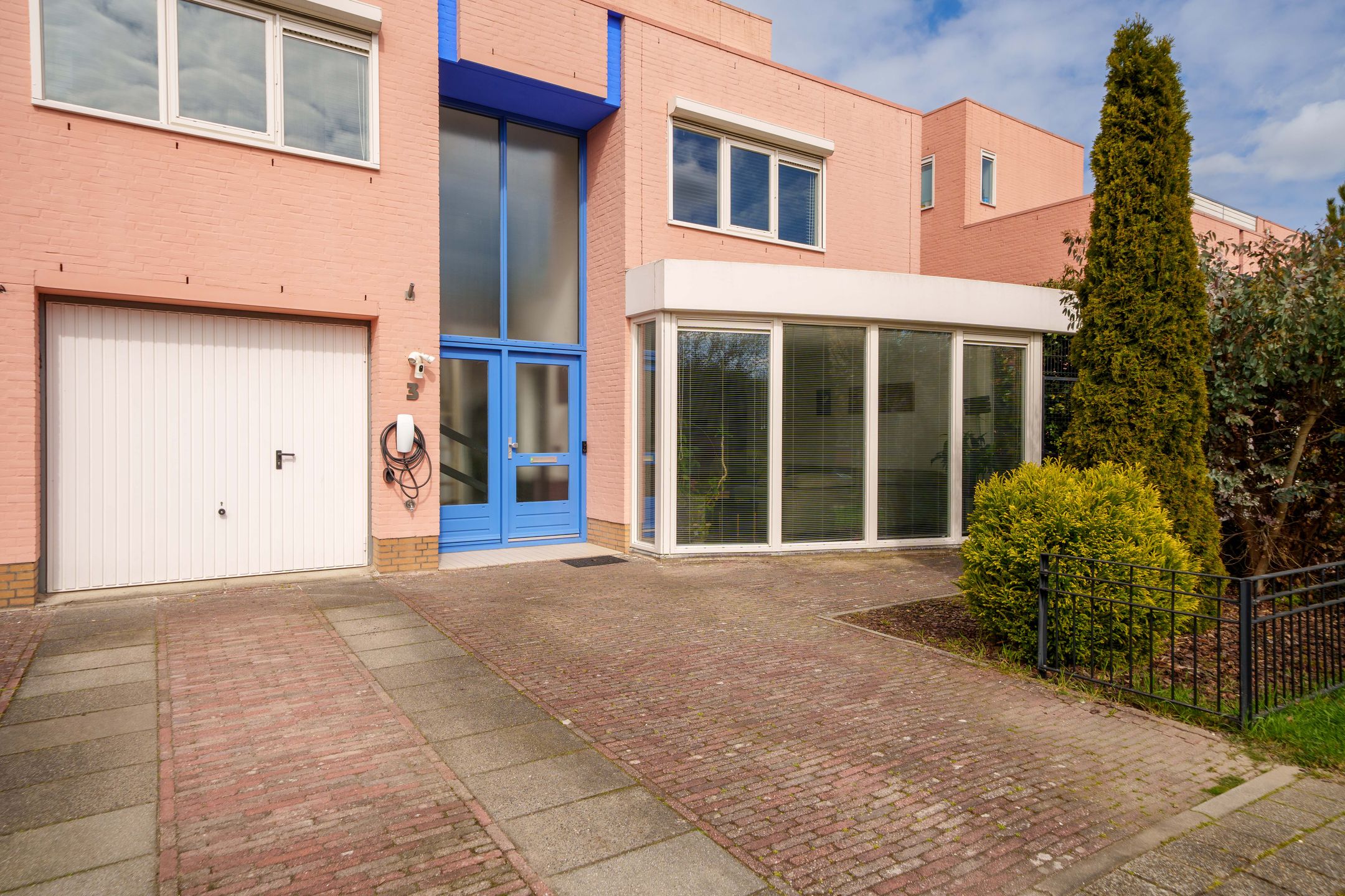 Spacious semi-detached family home with garage and five bedrooms — 48