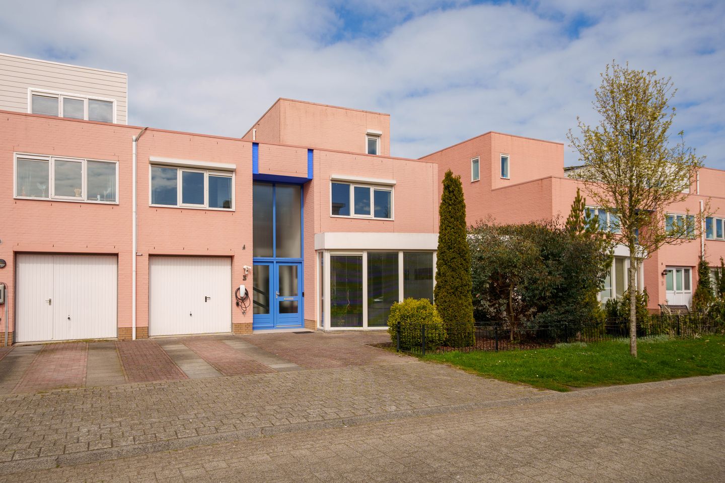 Spacious semi-detached family home with garage and five bedrooms — 49