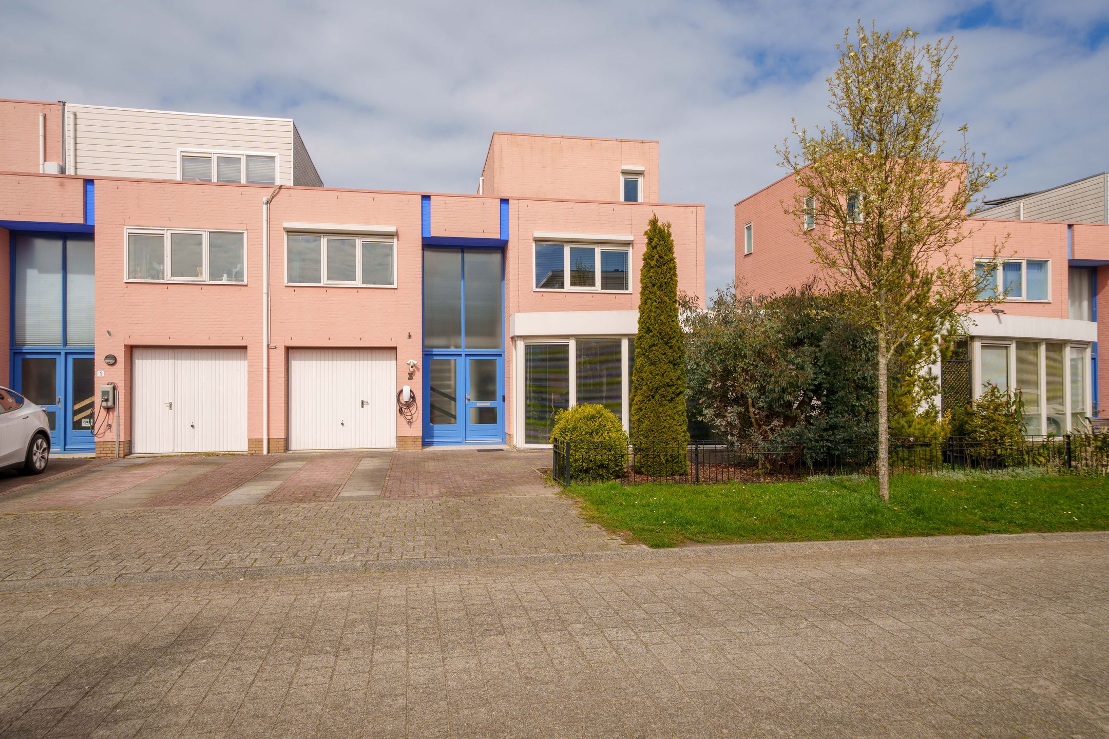 Spacious semi-detached family home with garage and five bedrooms — 51