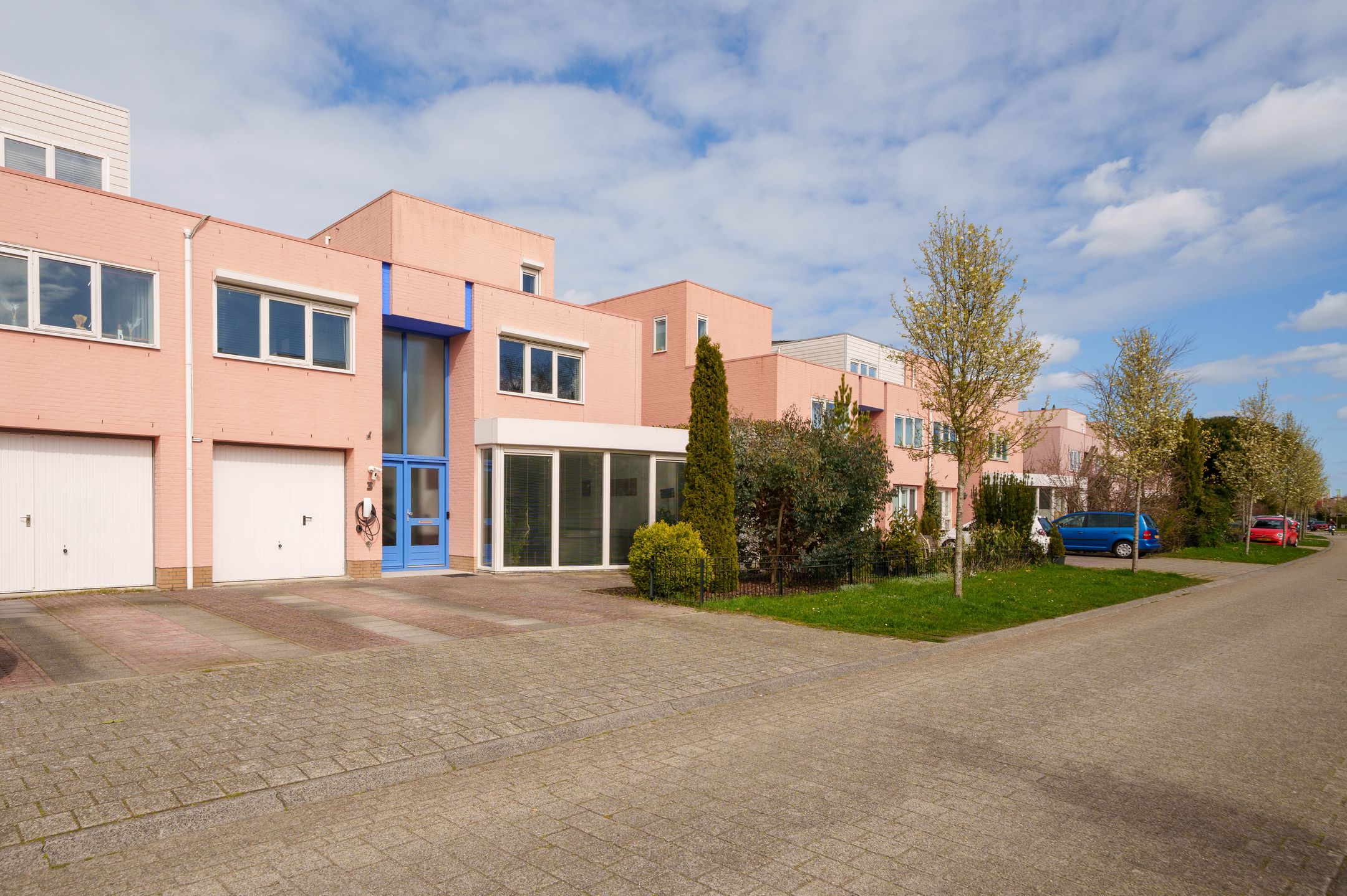 Spacious semi-detached family home with garage and five bedrooms — 54