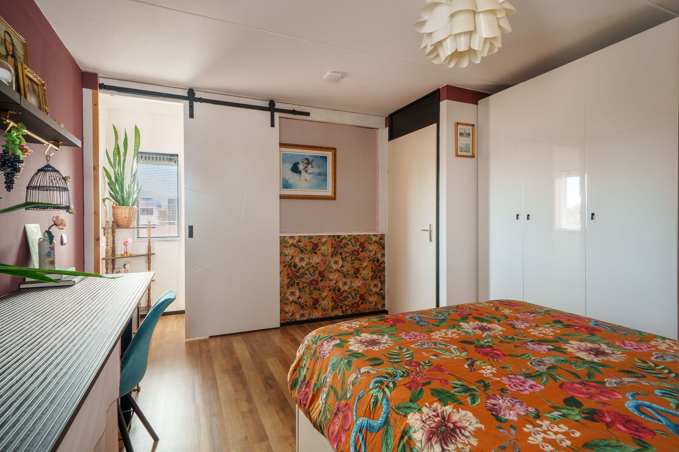 Spacious semi-detached family home with garage and five bedrooms — 39