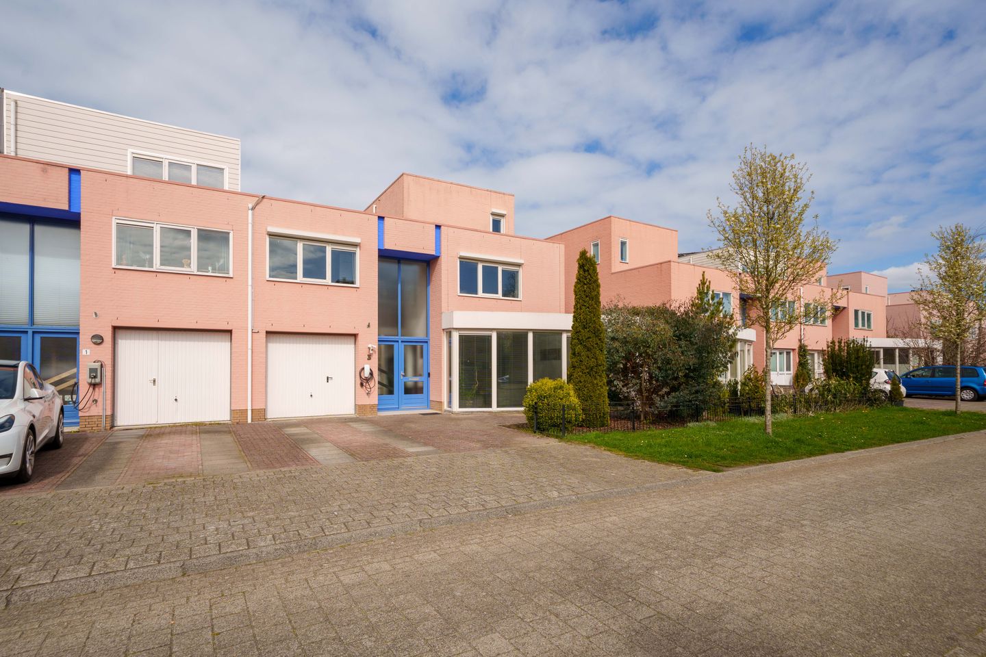Spacious semi-detached family home with garage and five bedrooms — 50