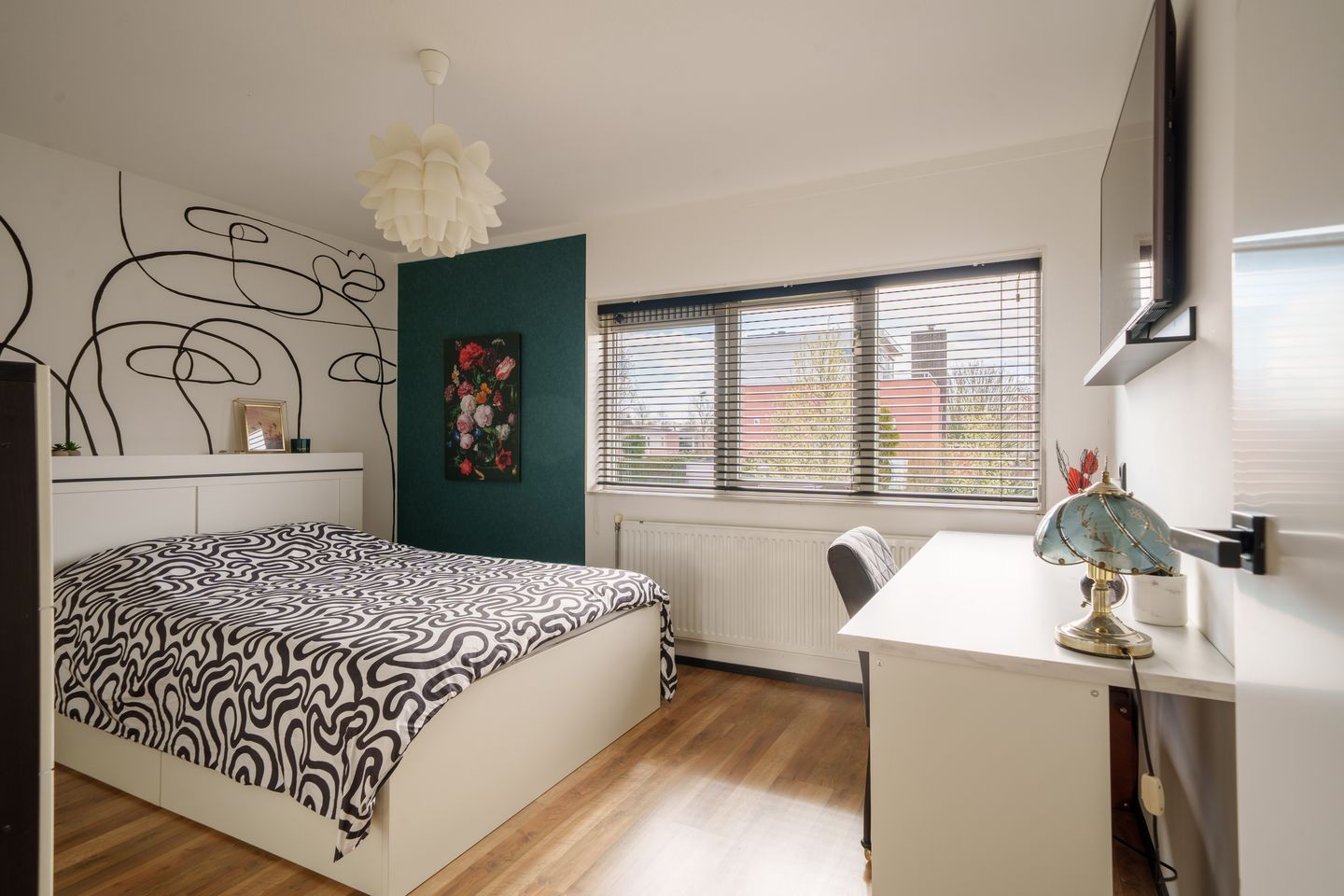 Spacious semi-detached family home with garage and five bedrooms — 34