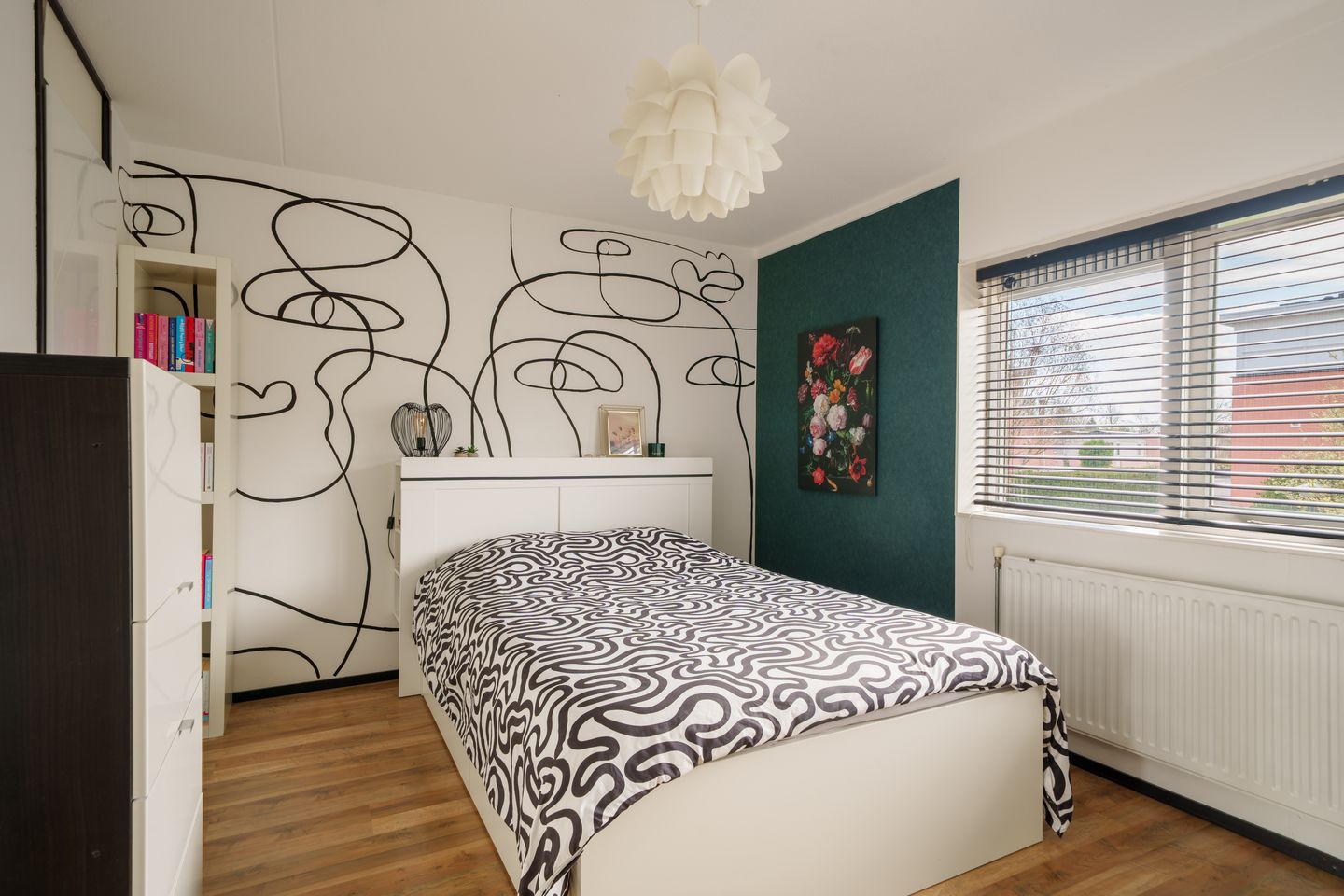 Spacious semi-detached family home with garage and five bedrooms — 35