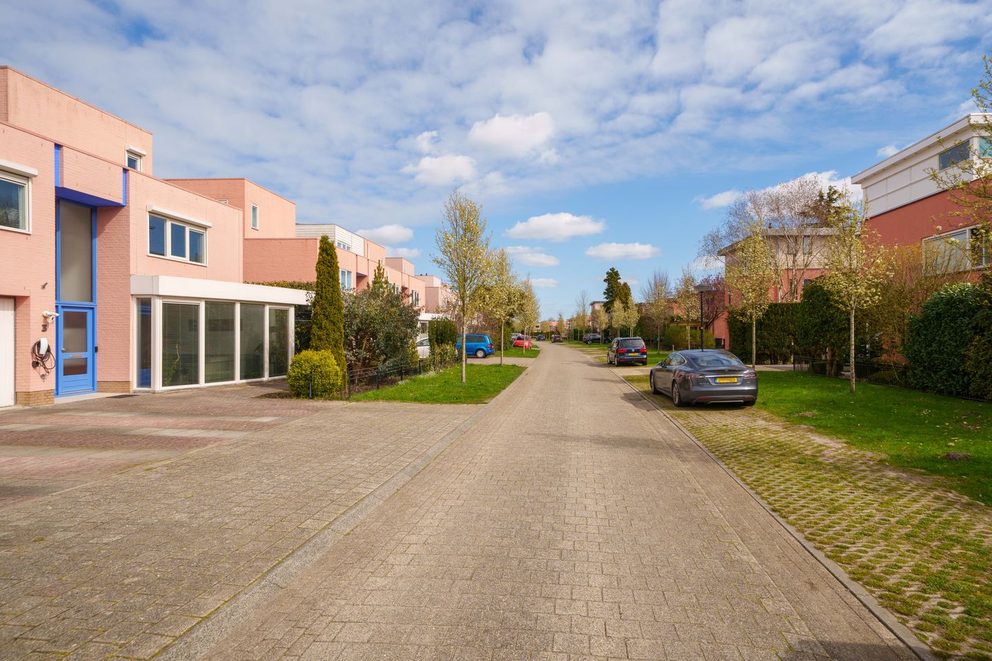 Spacious semi-detached family home with garage and five bedrooms — 55