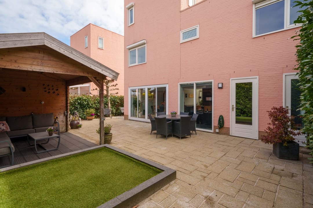Spacious semi-detached family home with garage and five bedrooms — 41