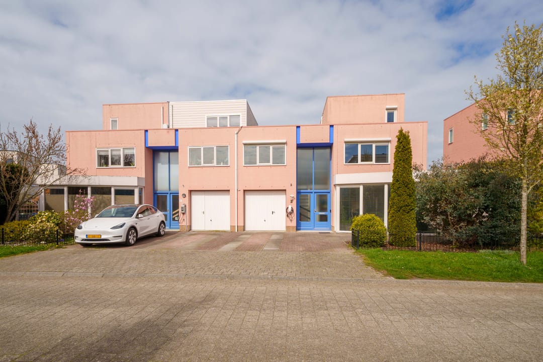 Spacious semi-detached family home with garage and five bedrooms — 52